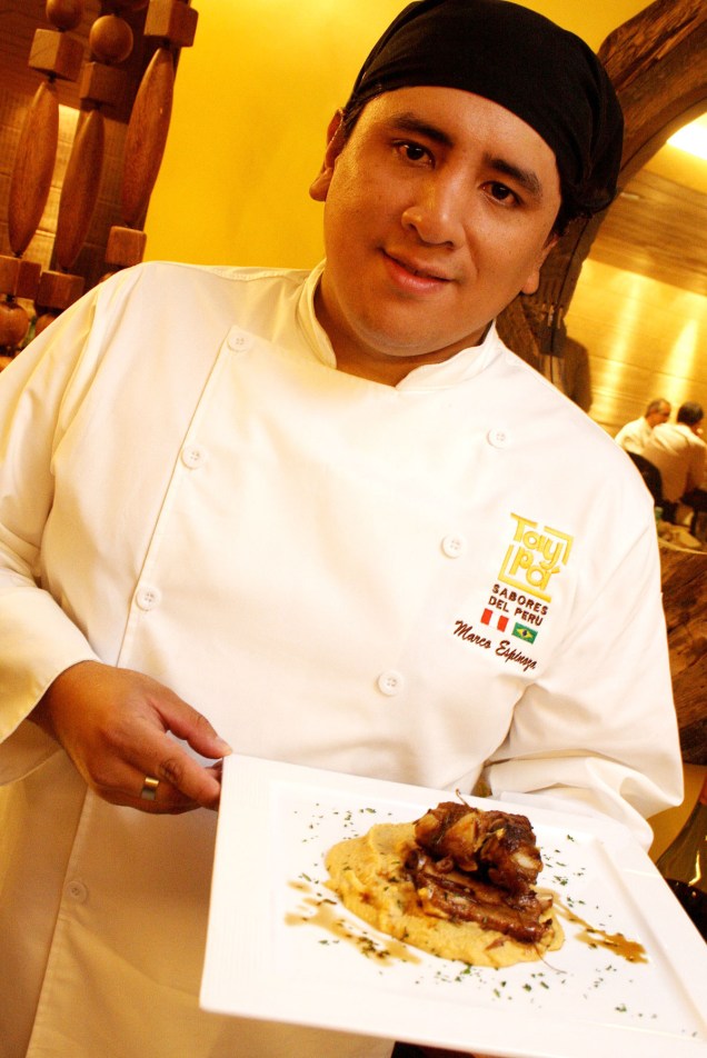 O peruano Marco Espinoza, chef do restaurante Taypá, em Brasília (DF)