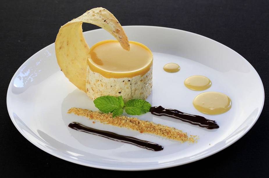 Dentre as sobremesas mais sofisticadas do Rappel, está o musse com praliné de castanha-de-caju ornada com tuille em curva