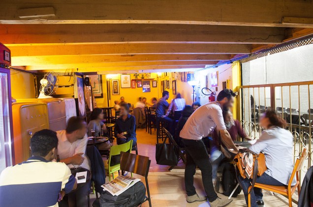 Salão do Arcangelo Bar Café; o local serve empanadas argentinas e drinks diferentões
