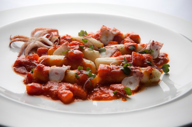 Gnoque de batata recheado de frutos do mar ao molho de tomate, coberto por polvo e cabeça de lula, do restaurante Pomodori.
