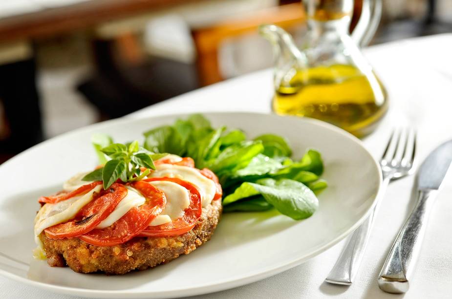 Polpetone caprese com salada de rúcula, do restaurante Così.