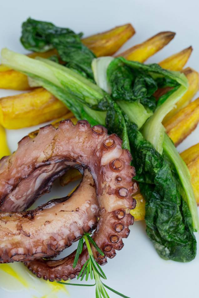 Polvo com mandioquinha e escarola na brasa Polvo com mandioquinha e escarola na brasa