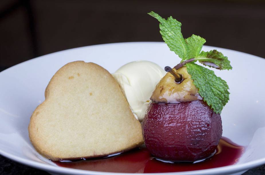 Pera cozida em vinho tinto, com sorvete de creme e biscoito amanteigado, sobremesa do restaurante Nossa Cozinha Bistrô, Brasília
