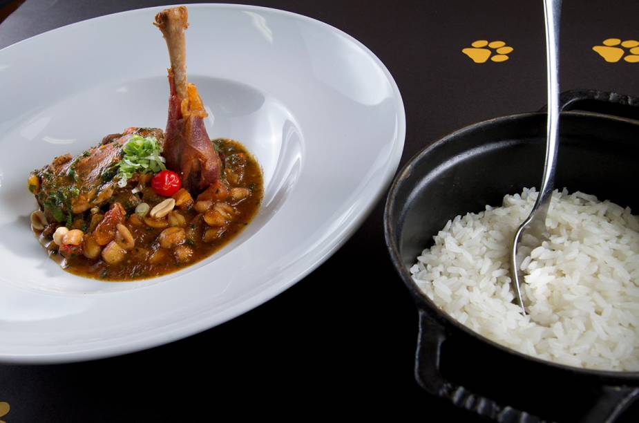 Frango caipira ensopado com amendoim, do Bar da Dona Onça, no centro de São Paulo.