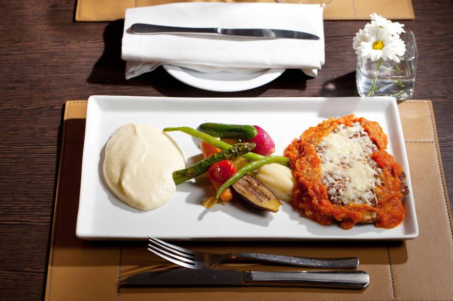 Parmegiana com purê de batatas e mini legumes, prato do restaurante Sal Gastronomia.