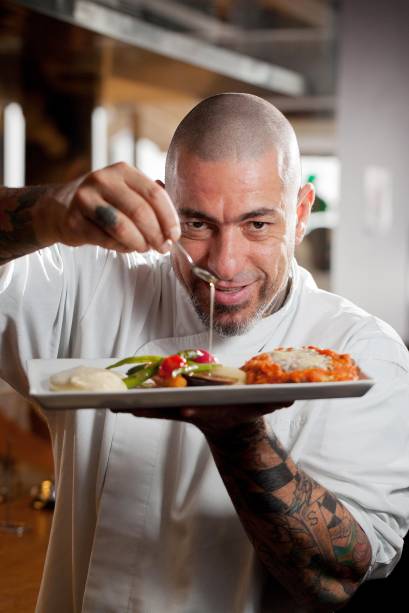 Henrique Fogaça, chef do restaurante Sal Gastronomia, ficou famoso em todo o Brasil ao participar como jurado da edição nacional do reality show MasterChef, transmitido pelo canal de TV Band