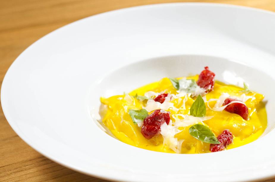 Agnolotti de queijo ao molho de açafrão salpicado com passas de tomate, do restaurante Irajá