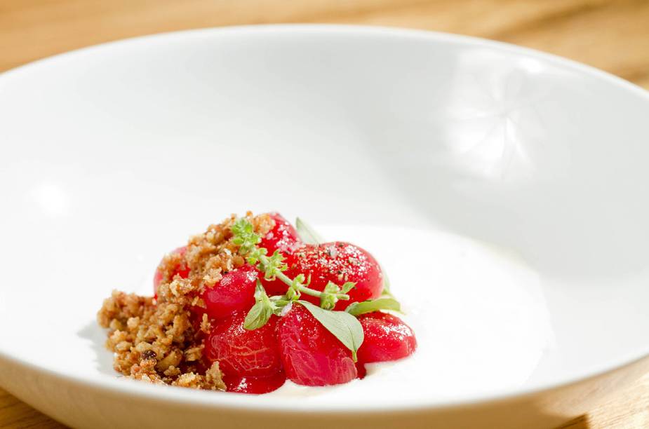 No Irajá, a versão da salada Caprese, vem com mussarela de búfala líquida e tomates