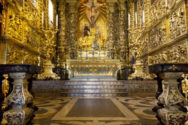 Altar todo revestido de ouro da igreja, que fica no largo da Carioca, no Centro do Rio