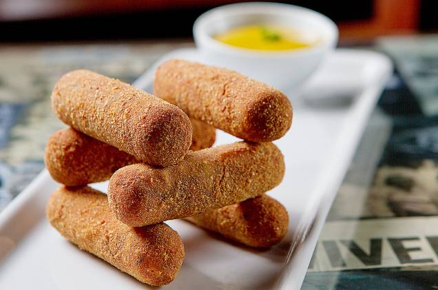 Croquete de mortadela com molho mostarda e mel do Barzinho Croquete de mortadela com molho mostarda e mel do Barzinho