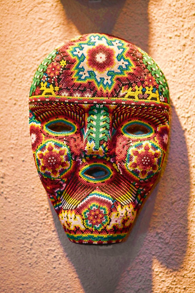 Máscara cravejada de miçangas feita por índios da tribo Huichol, em Nayarit