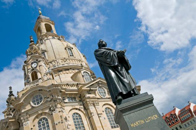 A Igreja Frauenkirche foi destruída na Segunda Guerra Mundial, e sua reconstrução só foi finalizada em 2005. Uma estátua em bronze de Martinho Lutero saiu ilesa dos bombardeios e enfeita a praça em frente à igreja