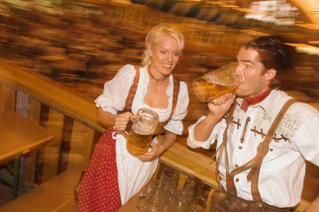 <strong>Munique, Alemanha</strong> Há 200 anos <a href="http://viajeaqui.abril.com.br/cidades/alemanha-munique">Munique </a>é palco para a Oktoberfest, que, apesar do nome, começa em setembro. Sua origem remonta às comemorações do casamento de um de seus príncipes. Hoje, a cidade abriga dezenas de <em>biergartens</em>, como a clássica Hofbrauhaus, cervejarias onde é possível apreciar densas bebidas, em canecões bem pesados. Linguiças, salsichas e deliciosos pães são o acompanhamento perfeito