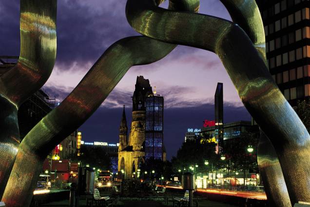 Kurfurstendamm, a grande avenida do comércio e da moda de Berlim, e a escultura que simboliza a Alemanha unificada