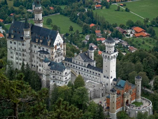 Construído no século 19, o Castelo Neuschwanstein, na Bavária, serviu de inspiração para Walt Disney idealizar o Castelo da Cinderela