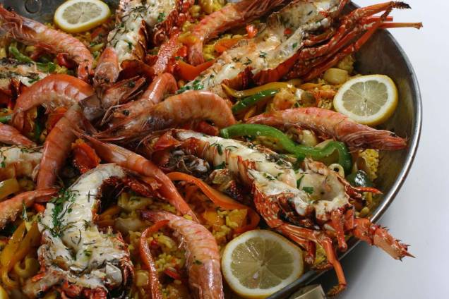 A graça é ouvir as sugestões do chef enquanto ele apresenta os pescados frescos do dia em uma bandeja de cobre A graça é ouvir as sugestões do chef enquanto ele apresenta os pescados frescos do dia em uma bandeja de cobre
