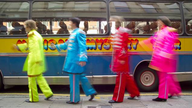 Numa réplica do mítico ônibus amarelo dos Beatles, esse tour passa por locais obrigatórios para os fãs dos Fab Four: Rua Penny Lane, Strawberry Field (um orfanato do Exército da Salvação), Cavern Club (não é o original) e as casas onde os artistas viveram