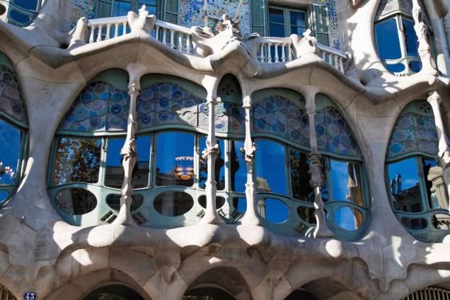 Com azulejos policromáticos e ferros retorcidos, a Casa Batlló é considerada por muitos a obra-prima de Gaudí