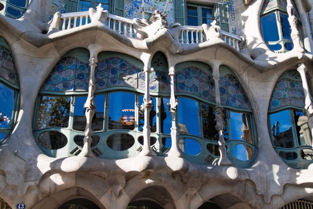 Com azulejos policromáticos e ferros retorcidos, a Casa Batlló é considerada por muitos a obra-prima de Gaudí