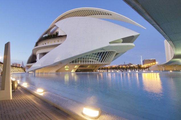 No Palácio das Artes da Rainha Sofia, em Valência, obra de Santiago Calatrava, são realizados concertos e óperas