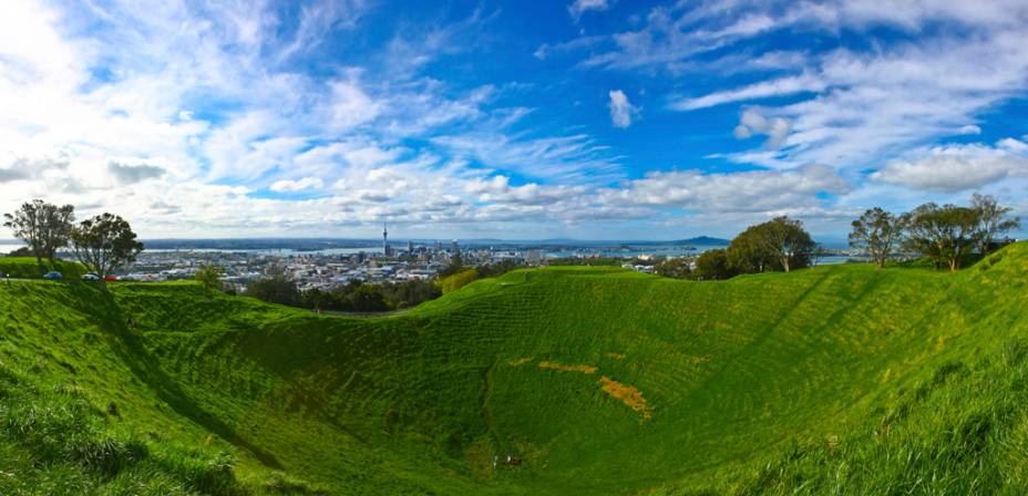 Do topo do Monte Eden, um vulcão extinto, dá pra ter uma visão panorâmica dos bairros e baías entre o Golfo de Hauraki e o porto de Manukau