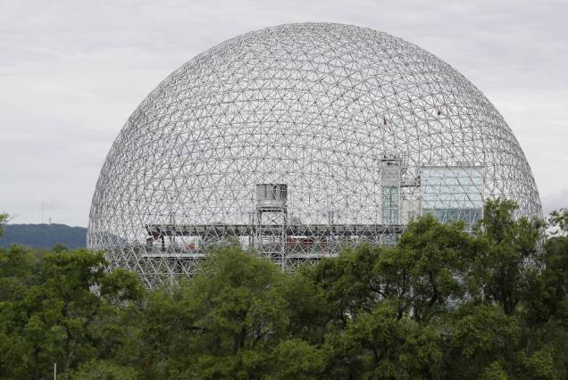 Instalado em um prédio futurístico em formato de domo, o Biosphère é o único museu da América do Norte dedicado exclusivamente ao meio ambiente Instalado em um prédio futurístico em formato de domo, o Biosphère é o único museu da América do Norte dedicado exclusivamente ao meio ambiente