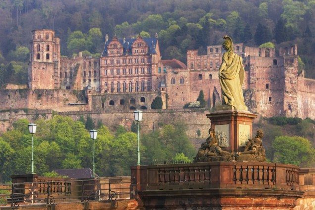 Para conhecer o Castelo de Heidelberg o passeio começa em um trenzinho. Atualmente, a construção é utilizada para banquetes, bailes, espetáculos teatrais e concertos ao ar livre durante o verão
