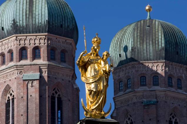 A Praça Marienplatz, em Munique, abriga alguns dos prédios mais emblemáticos da cidade, como a Coluna de Maria, do século 17