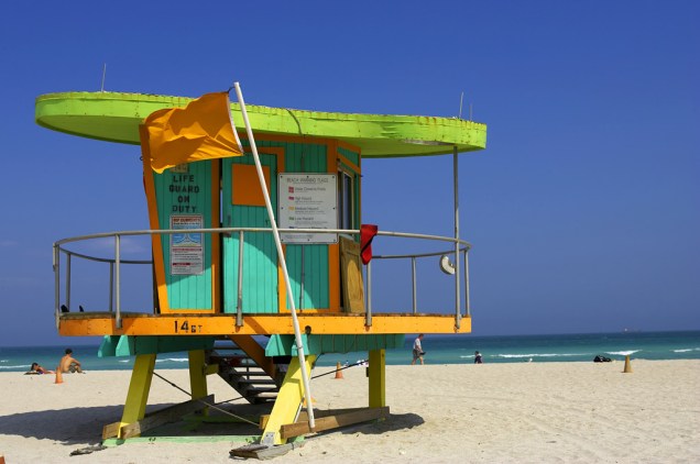 Posto salva-vidas colore a praia de Miami Beach, que destaca-se entre os turistas graças à sua areia branca, ao mar de águas cristalinas e à badalação