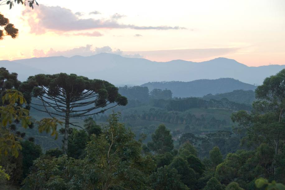 Vista da Serra da Mantiqueira a partir dos quartos da Pousada do Cedro em Santo Antônio do Pinhal (SP). A pousada é recomendada pelo GUIA QUATRO RODAS Vista da Serra da Mantiqueira a partir dos quartos da Pousada do Cedro em Santo Antônio do Pinhal (SP). A pousada é recomendada pelo GUIA QUATRO RODAS