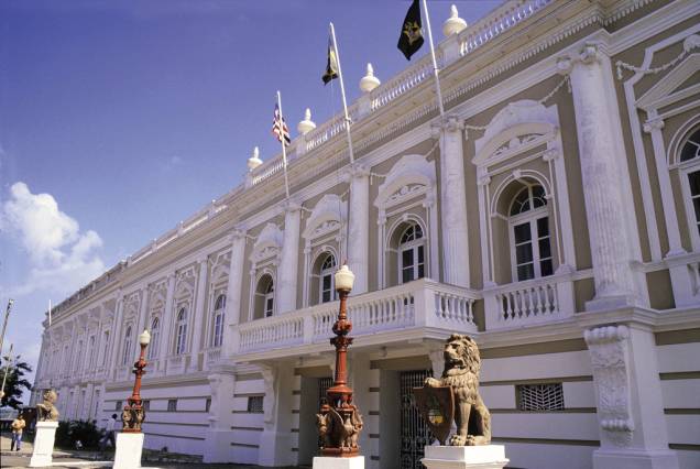 O Palácio dos Leões, sede do governo, tem salas com tapetes e lustres da França, mobília e quadros dos séculos 18 e 19 O Palácio dos Leões, sede do governo, tem salas com tapetes e lustres da França, mobília e quadros dos séculos 18 e 19