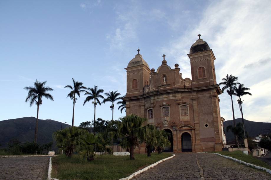 Construída em formato oval, com fachada de arenito, a <a href="https://viajeaqui.abril.com.br/estabelecimentos/br-mg-mariana-atracao-basilica-de-sao-pedro-dos-clerigos" rel="Basílica São Pedro dos Clérigos">Basílica São Pedro dos Clérigos</a> tem interior simples e altar de cedro inacabado Construída em formato oval, com fachada de arenito, a <a href="https://viajeaqui.abril.com.br/estabelecimentos/br-mg-mariana-atracao-basilica-de-sao-pedro-dos-clerigos" rel="Basílica São Pedro dos Clérigos">Basílica São Pedro dos Clérigos</a> tem interior simples e altar de cedro inacabado