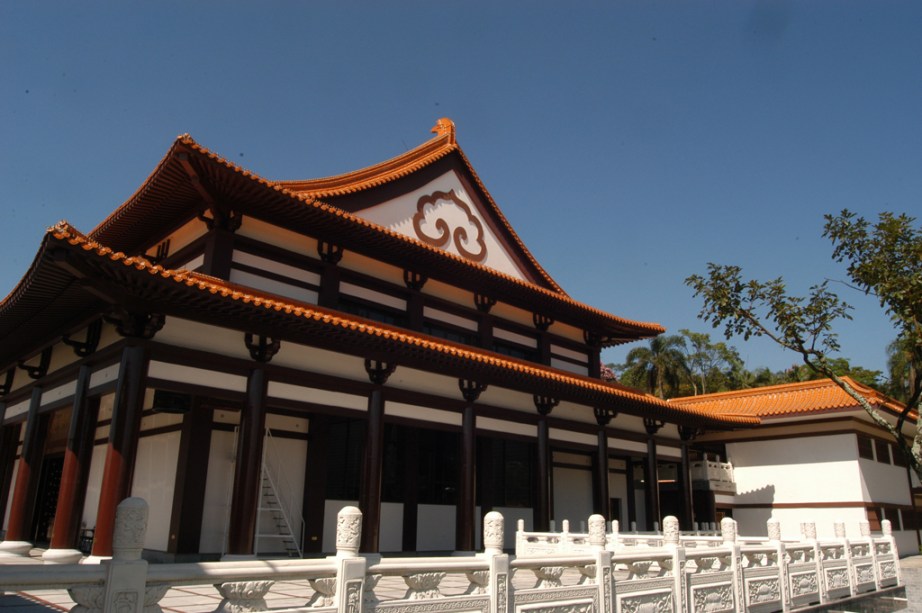 Aos domingos, no Templo Zu Lai, os visitantes podem acompanhar uma cerimônia, com recitação, em chinês, de mantras (palavras sagradas) e sutras (escrituras budistas)