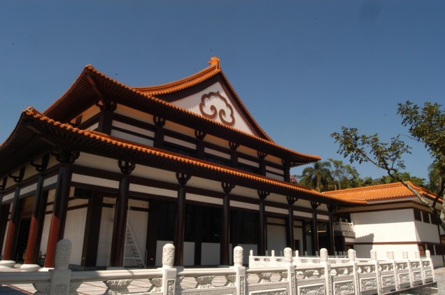 Aos domingos, no Templo Zu Lai, os visitantes podem acompanhar uma cerimônia, com recitação, em chinês, de mantras (palavras sagradas) e sutras (escrituras budistas)