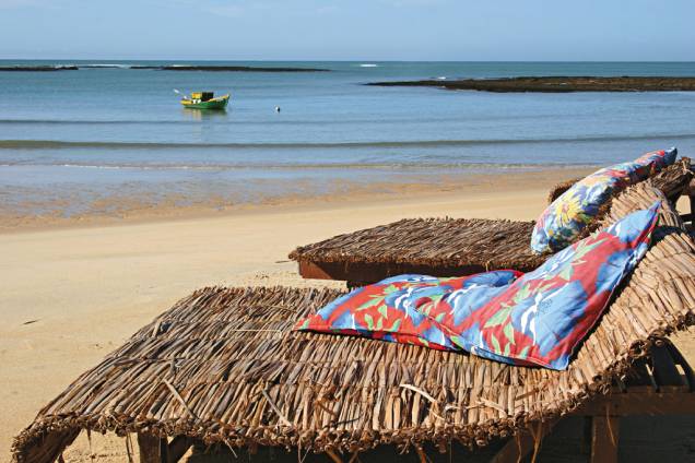 As redes e espreguiçadeiras forradas de almofadas coloridas, em que turistas tomam sol e bebem caipirinha, já viraram símbolo da Praia do Espelho