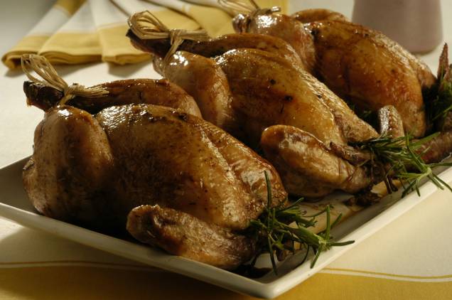 Entre os programas turísticos mais típicos de Caxias do Sul estão comer nas galeterias e provar vinhos nas cantinas Entre os programas turísticos mais típicos de Caxias do Sul estão comer nas galeterias e provar vinhos nas cantinas