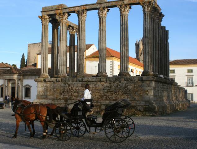 As colunas do Templo Romano, também chamado de Templo de Diana, erguido no século 1, estão impressionantemente bem preservadas