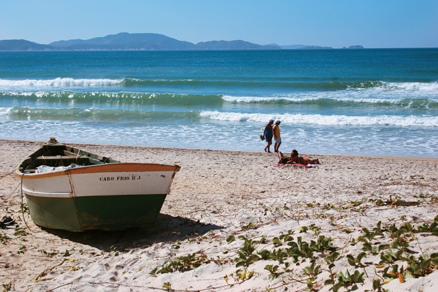 Extensa, a Praia do Peró tem a parte central e o canto direito tomado por prédios, pousadas e barracas