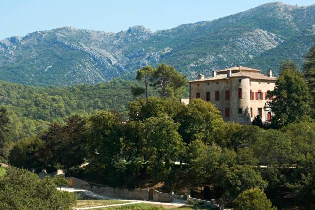 Aos pés da montanha de St. Victoir, o Château de Vauvenargues, ao lado de Aix-en-Provence, serviu de moradia para o pintor Pablo Picasso entre fevereiro de 1959 e junho de 1961 Aos pés da montanha de St. Victoir, o Château de Vauvenargues, ao lado de Aix-en-Provence, serviu de moradia para o pintor Pablo Picasso entre fevereiro de 1959 e junho de 1961