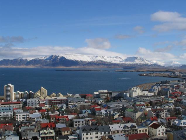 Vista da cidade de Reyjavik, na Islândia. Neste país que é uma ilha você irá encontrar cachoeiras caudalosas, vales profundos, penhascos, praias de areia escura e geleiras