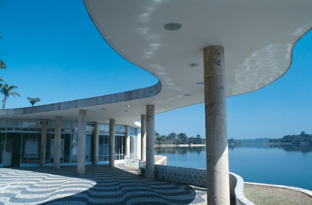 A construção, que hoje recebe exposições temporárias, parece flutuar sobre a Lagoa da Pampulha A construção, que hoje recebe exposições temporárias, parece flutuar sobre a Lagoa da Pampulha