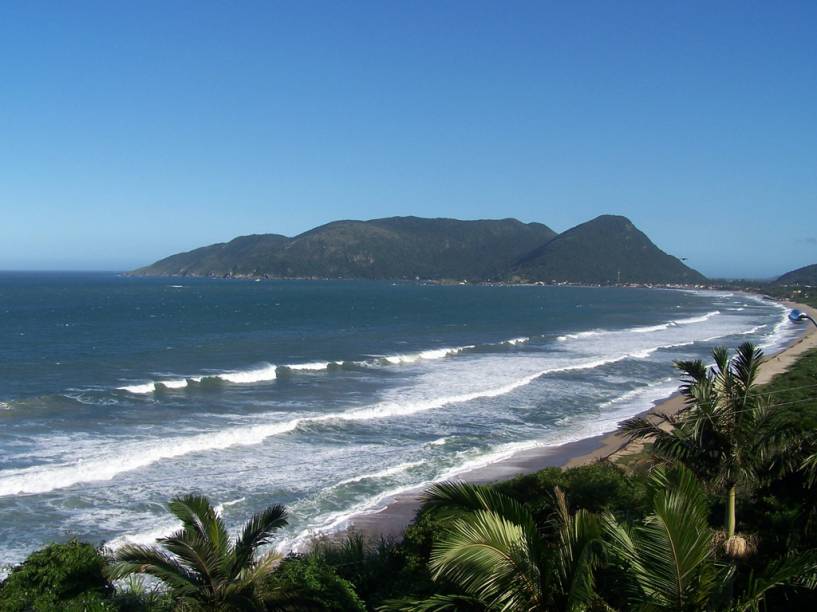 Em uma vila de pescadores, a Praia da Armação é movimentada no trecho central e fica tranquila à esquerda, território de surfistas