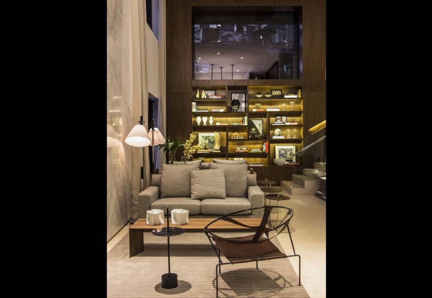 <strong>Nomaa Hotel</strong>O Nomaa foi o primeiro hotel butique cinco estrelas de Curitiba e foi coroado com o design de interiores desenvolvido pela arquiteta Fernanda Cassou. O mobiliário do local é assinado por nomes consagrados como Jader Almeida, Sergio Rodrigues, Fetiche e Zanine Caldas. Quem ama conforto se delicia com quartos que contam com enxovais de algodão egípcio Trussardi, máquinas de café Nespresso, videogame e iPad Concierge (em que, por meio de um tablet, o hóspede solicita os serviços dispensando a linha telefônica). <strong>Conheça: </strong><a href="https://nomaa.com.br/" rel="link do site">link do site</a>.