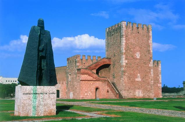 A Fortaleza Ozama foi erguida em 1502 para proteger a cidade dos ataques de piratas e conquistadores. O edifício de pedras conserva a aparência medieval, com túneis e calabouços