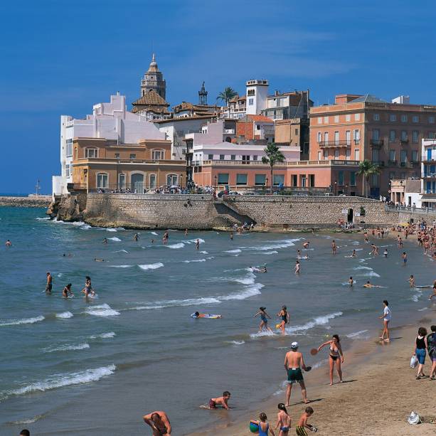 A longa faixa de areia em formato de meia-lua da Playa de La Concha é a comissão de frente de San Sebantián A longa faixa de areia em formato de meia-lua da Playa de La Concha é a comissão de frente de San Sebantián