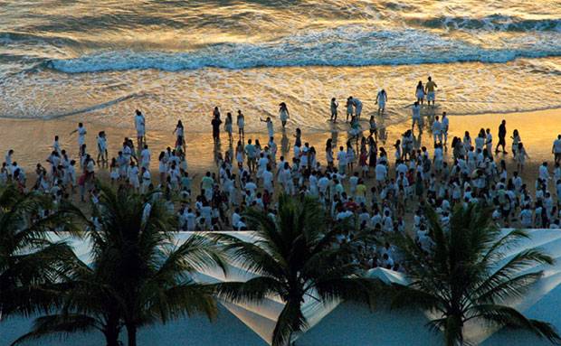 Id&iacute;lio em dourado na Ponta das Canas, reduto de windsurfistas e velejadores de Ilhabela