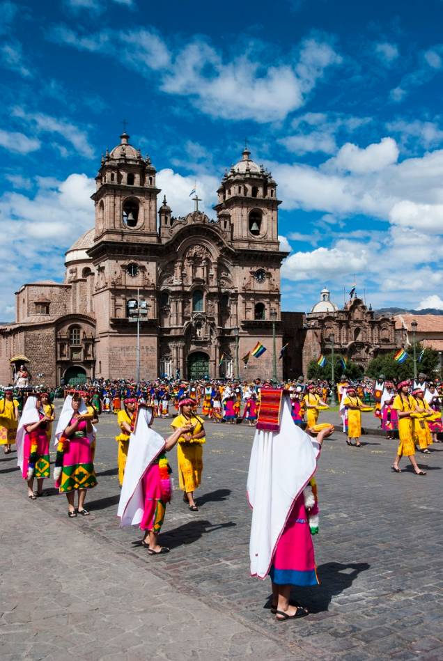 O festival inclui participantes em trajes típicos, percorrendo as ruas de Cusco em meio ao som de flautas e tambores típicos dos Andes