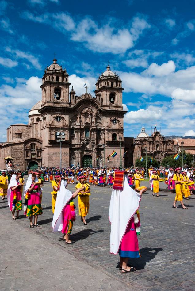 O festival inclui participantes em trajes típicos, percorrendo as ruas de Cusco em meio ao som de flautas e tambores típicos dos Andes O festival inclui participantes em trajes típicos, percorrendo as ruas de Cusco em meio ao som de flautas e tambores típicos dos Andes