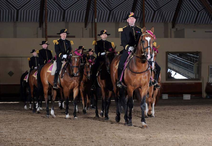 A <strong>equitação tradicional francesa</strong> destaca a relação harmoniosa entre o homem e o cavalo. A cidade de Saumur abriga a equipe de cavaleiros mais famosa, a Cadre Noir, e também a sede da Escola Nacional de Equitação A <strong>equitação tradicional francesa</strong> destaca a relação harmoniosa entre o homem e o cavalo. A cidade de Saumur abriga a equipe de cavaleiros mais famosa, a Cadre Noir, e também a sede da Escola Nacional de Equitação
