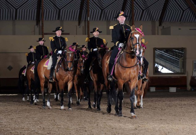 A <strong>equitação tradicional francesa</strong> destaca a relação harmoniosa entre o homem e o cavalo. A cidade de Saumur abriga a equipe de cavaleiros mais famosa, a Cadre Noir, e também a sede da Escola Nacional de Equitação